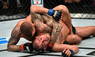 Đối thủ gãy xương, võ sĩ 'Kim cương' ca khúc khải hoàn 