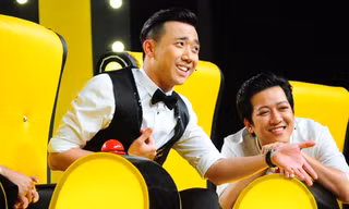 Trấn Thành (trái) trong một chương trình truyền hình.