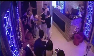 Nhóm thanh niên hành hung nam nhân viên sau khi gạ gẫm nữ nhân viên quán đi chơi bất thành.