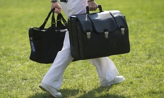 Chiếc cặp hạt nhân là vật bất ly thân, không bao giờ nằm ngoài tầm với của tổng thống Mỹ. Ảnh: CNN 