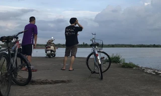 Người dân Hà Nội hiện khó tiếp cận sông Hồng Ảnh: Trường Phong 