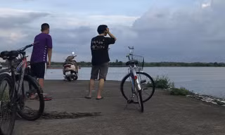 Người dân Hà Nội hiện khó tiếp cận sông Hồng Ảnh: Trường Phong 