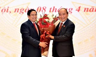 Chủ tịch nước, Thủ tướng và Chủ tịch Quốc hội tặng hoa các phó thủ tướng và bộ trưởng, trưởng ngành vừa được phê chuẩn. Ảnh: Như Ý