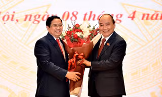 Chủ tịch nước, Thủ tướng và Chủ tịch Quốc hội tặng hoa các phó thủ tướng và bộ trưởng, trưởng ngành vừa được phê chuẩn. Ảnh: Như Ý