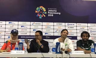 HLV Jose Antonio Noguira (áo trắng) trong buổi họp báo sau trận đấu.