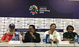 HLV Jose Antonio Noguira (áo trắng) trong buổi họp báo sau trận đấu.