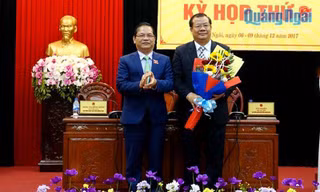 Bí thư Tỉnh ủy, Trưởng đoàn ĐBQH tỉnh Lê Viết Chữ tặng hoa chúc mừng ông Nguyễn Tăng Bính tại kỳ họp thứ 8 HĐND tỉnh khóa 12. Ảnh: Báo Quảng Ngãi