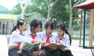 Trao tặng 100 tủ sách trong chương trình 'Chắp cánh ước mơ'