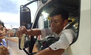 Tài xế dùng tiền lẻ nhúng nước để mua vé