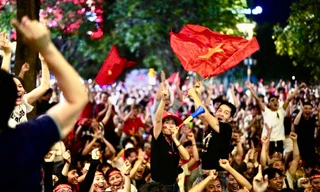 Cổ động viên nơi quê nhà cuồng nhiệt 'tiếp lửa' cho đội tuyển Việt Nam