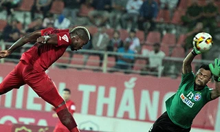 Stevens đánh bại thủ thành của Đà Nẵng.