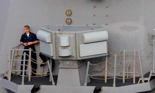 Cụm ăng ten gây nhiễu của hệ thống AN/SLQ-32. Ảnh: USNI.