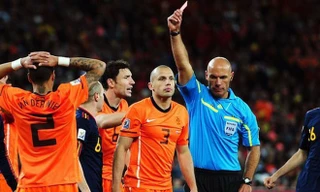 'Vua áo đen' Howard Webb bất ngờ treo còi giải nghệ