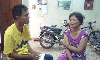 Bà Nguyễn Thị Hiền trao đổi với PV