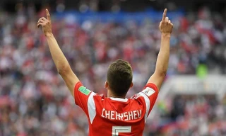 Lập cú đúp ở trận khai mạc, Cheryshev vẫn bị chê đá dở