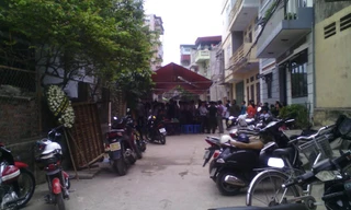 Bạn bè, người thân đến chia buồn với gia đình nạn nhân. Ảnh: Phạm Nhài 