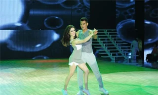 Thanh Bình và bạn nhảy Daisy trong đêm thi mở màn