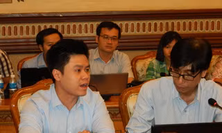 Ông Phan Thành trình bày phương án chợ phiên tại cuộc họp với UBND TPHCM. 