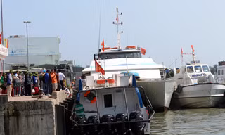 Du khách đi tàu siêu tốc ra đảo Lý Sơn. Ảnh: Sơn Thủy 