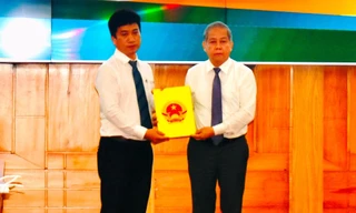 Chủ tịch UBND tỉnh Phan Ngọc Thọ (bìa phải) trao quyết định điều động và bổ nhiệm ông Nguyễn Kim Tùng giữ chức vụ Phó Giám đốc Sở Khoa học và Công nghệ tỉnh TT-Huế.