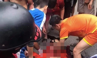 Nam sinh lớp 9 bị đâm đã gục xuống tử vong ở cửa sân bóng - Ảnh: HL