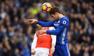 Wenger cho rằng Alonso đã phạm lỗi với Bellerin trong tình huống ghi bàn mở tỷ số. Ảnh: Reuters.
