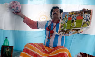 Gouramangi Mohanraj làm phép thỉnh cầu thần linh phù hộ Messi.