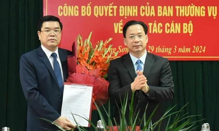 Ông Lương Trương Đạt (bìa trái) nhận Quyết định bổ nhiệm. Ảnh: Duy Chiến 
