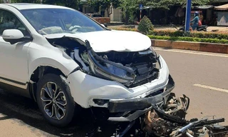 CLIP: Kinh hoàng ô tô tông 3 thiếu niên văng xa nhiều mét