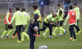 [ẢNH] Trước trận cuối, HLV Scolari ủ ê đi... nhặt bóng