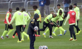 [ẢNH] Trước trận cuối, HLV Scolari ủ ê đi... nhặt bóng