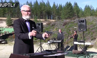 Xạ thủ Vitaly Kruchin dùng hai khẩu súng lục để chơi nhạc