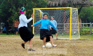 Phụ nữ Sán Chỉ đá bóng