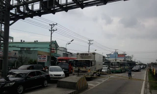 Tài xế 'thi gan' với nhân viên, BOT Cần Thơ – Phụng Hiệp lại náo loạn