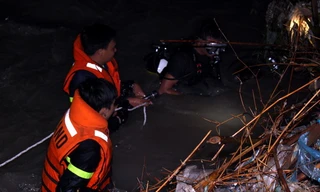 Người nhái lặn mò tìm kiếm người đàn ông ở suối Kim Bích. Ảnh: Vnexpress