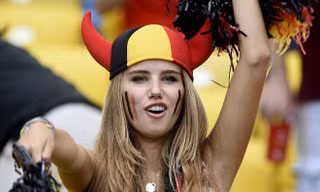 Mỹ nhân World Cup mất hợp đồng người mẫu vì... hung hăng