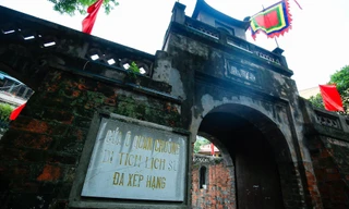 Vẻ đẹp trầm mặc uy nghị của Ô Quan Chưởng lúc đêm muộn. Ảnh: Lê Bích.