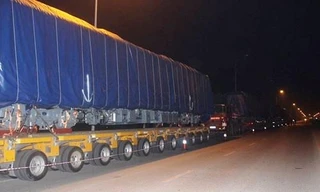 Đoàn tàu đã được đưa về Hà Nội nhưng vẫn được phủ kín bằng bạt. Ảnh Thanh Hà