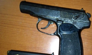 Kiểm tra đối tượng, cảnh sát phát hiện, thu giữ một súng quân dụng K59.