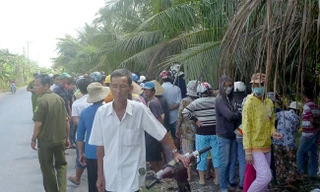 Vụ việc khiến nhiều người hiếu kỳ tập trung ở hiện trường theo dõi.