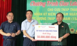 Giao lưu, tặng quà cựu thanh niên xung phong, thương binh và người có công với cách mạng