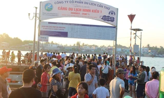 Bến tàu 'ngộp thở' vì du khách chen chân đi chợ nổi