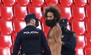 Tận thấy fan cuồng khỏa thân phá rối trận đấu của M.U