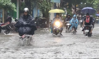 Mưa trắng trời từ sáng sớm, người Hà Nội chật vật 'vượt' ùn tắc để đến công sở