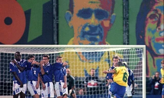 Cả thế giới như phát cuồng vì cú sút của Roberto Carlos. 