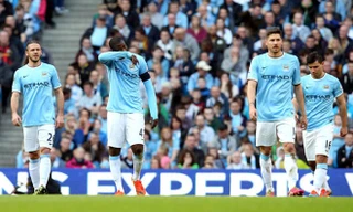 Chủ tịch Khaldoon Al Mubarak (phải) quyết tâm thắt chặt chi tiêu 