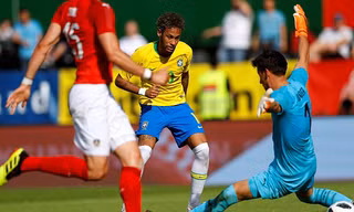 Neymar lập công