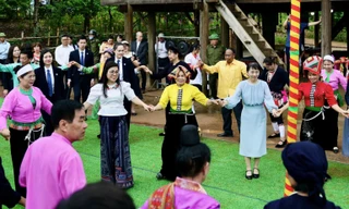 Hai Phu nhân Thủ tướng Việt - Nhật múa xòe cùng đồng bào các dân tộc phía Bắc