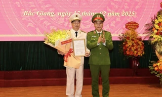 Trung tướng Nguyễn Văn Long - Thứ trưởng Bộ Công an (bên phải) trao quyết định điều động, bổ nhiệm Đại tá Nguyễn Quang Vinh.