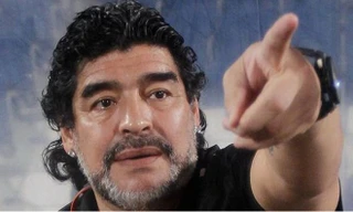 Maradona giơ 'ngón tay thối' với chủ tịch LĐBĐ Argentina